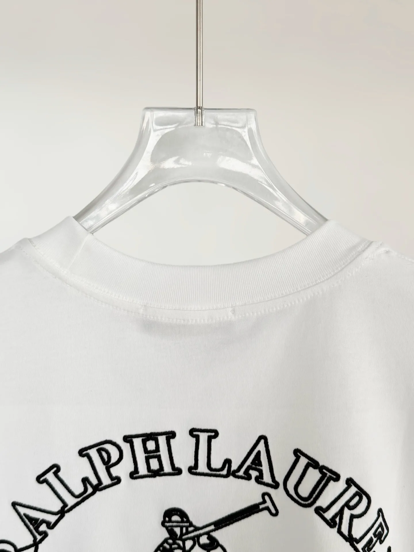 P160 [High Quality]Ralph Lauren*Ralph Lauren embroidery micro-label simple‼ ️Short-sleeved T-shirt 💗Ralph Lauren classic short-sleeved T-shirt, custom-made 280g pure cotton fabric, soft and breathable, classic horseback golf🏌️ embroidery on the chest, logo + logo embroidery on the back, simple and recognizable. Round neck design, neat tailoring, customized 280g pure cotton fabric, soft and smooth to the touch, great breathability, super comfortable to wear in summer! The same loose version for men and women, OK to wear alone or layered, versatile ~ 𝐂𝐎𝐋𝐎𝐔𝐑: black white 𝐒𝐈𝐙𝐄: S-xL Size chart: S: Shoulder width 51 - Bust 55 - Clothing length 70 M: Shoulder width 53 - Bust 57 - Clothing length 72 L: Shoulder width 55 - Bust 59 - Clothing length 74 XL: Shoulder width 57 - Bust 61 - Clothing length 76